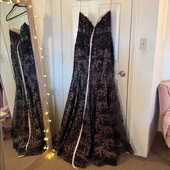 MAC DUGGAL
Black Embellished Strapless Sweetheart Trumpet Gown - Picture 12 of 17